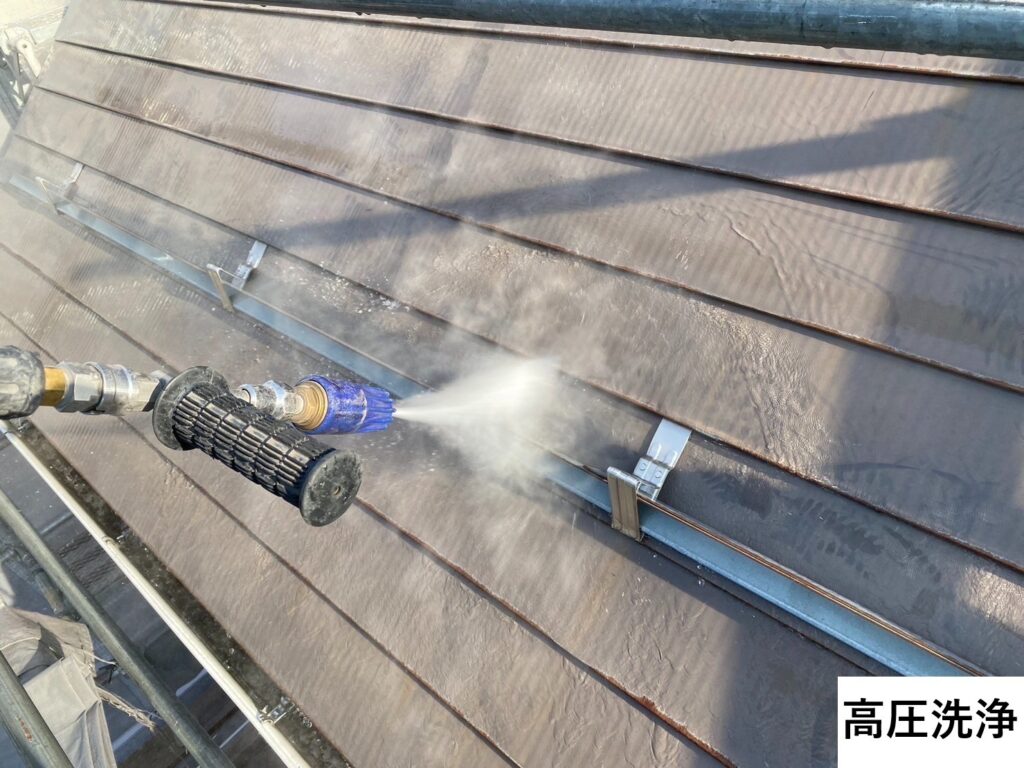 屋根の高圧洗浄です。コケカビなどをしっかりと除去して塗装ののりをよくします。
